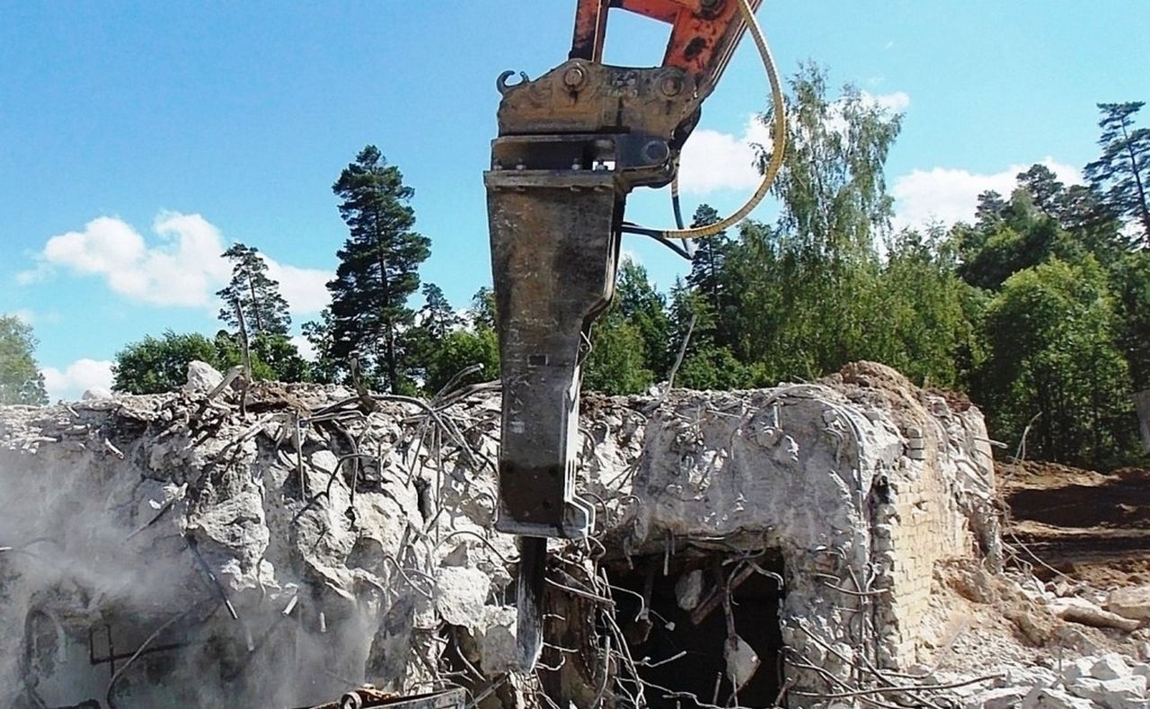 Militārās bāzes angāru un bunkuru demontāža
