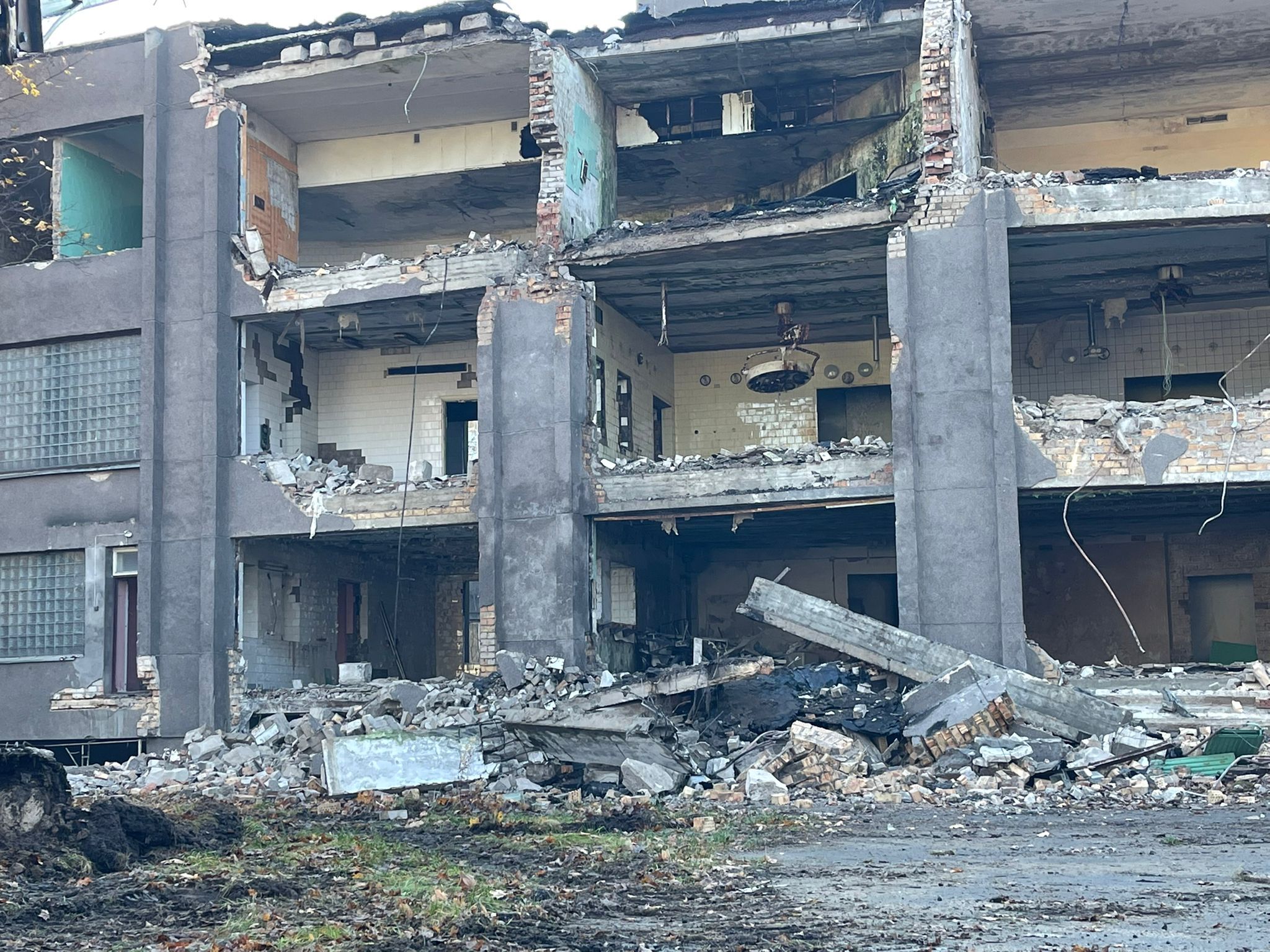 Daudzstāvu grausta demontāža ar 27 m strēli